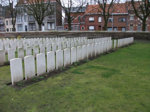 The 16 DCLI soldiers in Plot V, Row AA
